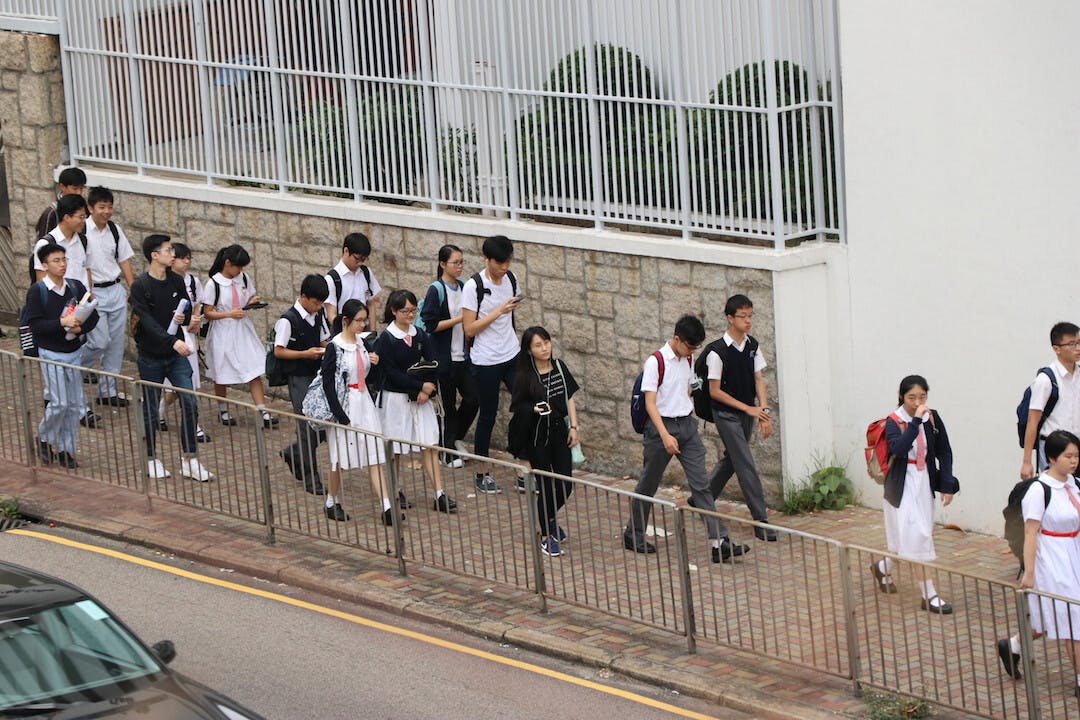 克服學校負面文化問題並非易事，學校成員往往選擇繼續依賴消極及悲觀的一面，而拒絕尋找新的可能性或機遇。（灼見名家圖片）