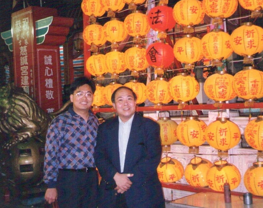 作者與陳明銶教授攝於台灣士林。（作者提供）