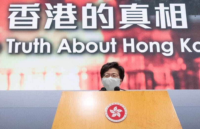 當整個社會瀰漫着不信任的氣氛時，每一件事情都會引起懷疑，人人竊竊私語，猜測是否另有動機。（亞新社）