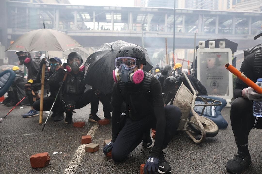 年輕人衝擊警察，付出不菲的代價，不僅消耗時間、體力，更可能吸了催淚氣體令健康受損。（亞新社）
