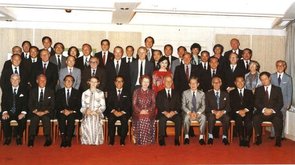 1982年兩局非官守議員與到訪的戴卓爾夫人合照。後排左四為李鵬飛。摘自2001年出版的鍾士元回憶錄。