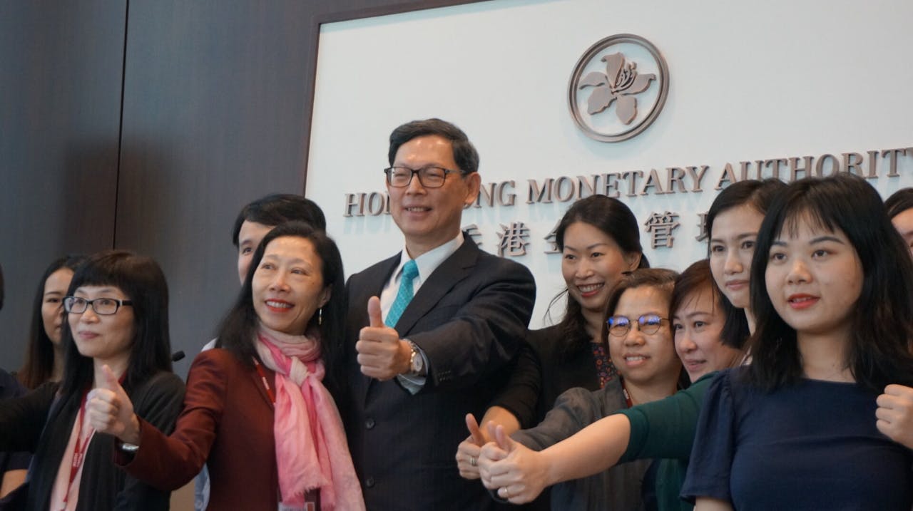 陳德霖傳媒聚會後，與一眾記者拍大合照。