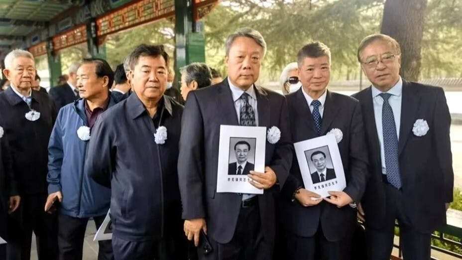 北大法77級同班同學最後送別李克強。左起馮殿美、劉和海、叢培國、劉鳳鳴、謝思敏、杜春。