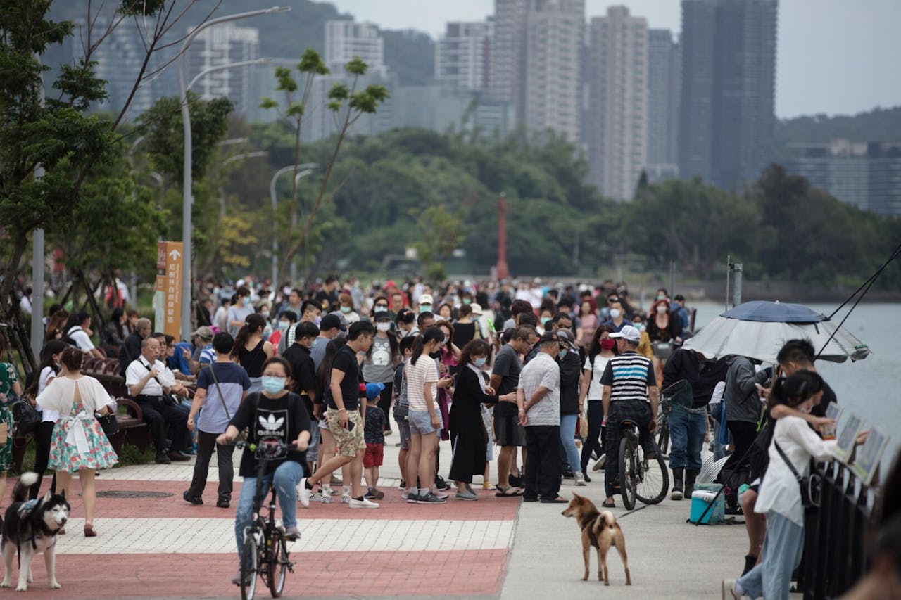 台灣的疫情防控將於6月7日解封，放寬戴口罩規定和正式不限聚集人數。圖為在新冠肺炎疫情下，民眾到淡水踏青。（亞新社）