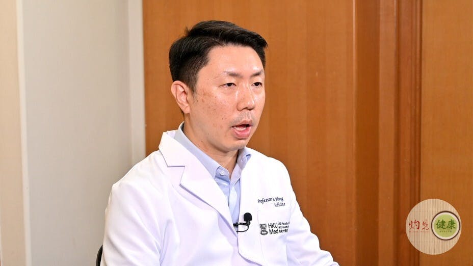 孔繁毅教授認為，當達到群體免疫目標、香港社會維持「清零」一段時間後，可以逐步通關。