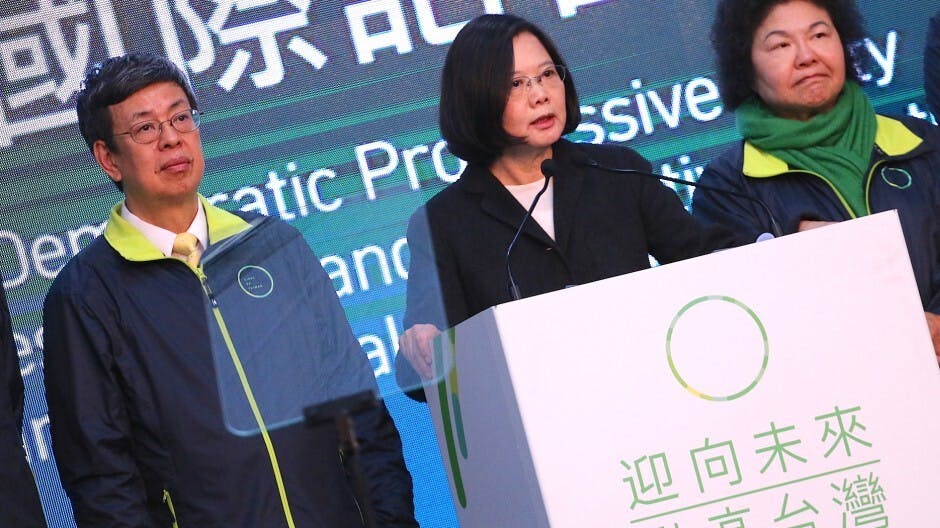 【台灣現場圖片】蔡英文勝選一刻 群眾舉手電筒照亮台灣