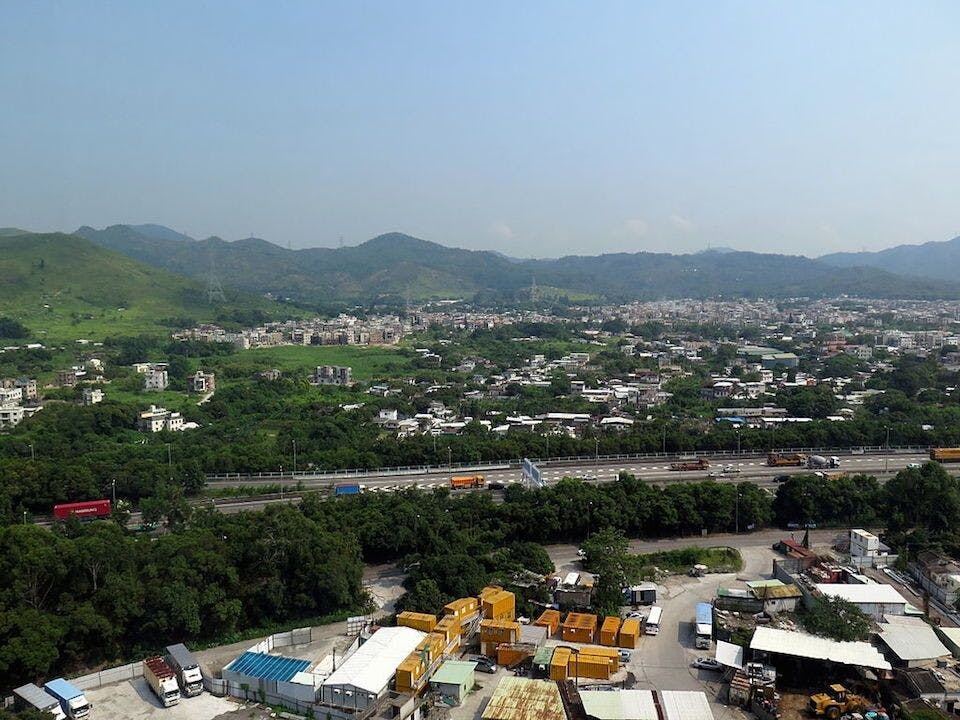 只要土地承批人不在有關土地上蓋建造任何建築物，便可把農地用作露天儲存各式各樣物件。（Wikimedia Commons）