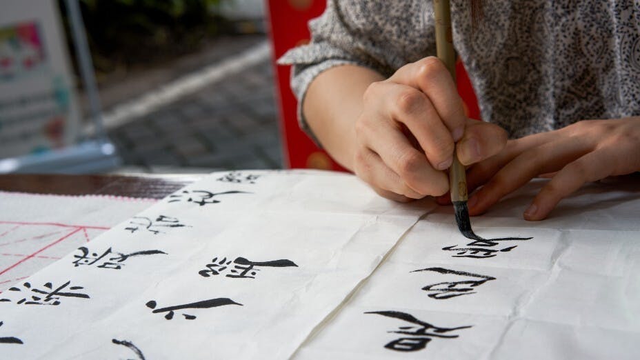 建議學校可舉辦硬筆或毛筆書法寫3首唐詩，或可讓學生背誦這三首好詩，試試搖頭晃腦，感受古人的情懷和生活趣味！（Shutterstock）