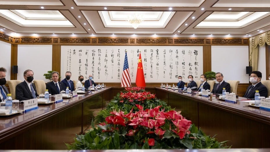 中方多次拒絕在美國不改正錯誤的情況下展開討論對話。圖為美國國務卿布林肯6月訪華時情況。（布林肯Twitter圖片）