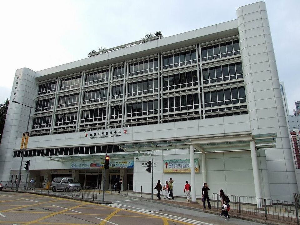 回想這幾個月，有關本港醫療系統不勝負荷的消息層出不窮，首先是急症室輪候時間日趨上升，其次是病牀使用率往往逾百分之百。（Wikipedia Commons）