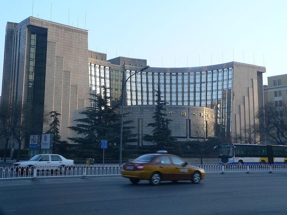 中國人民銀行未正式公布，但人行藉發放MLF，變相向銀行為首中介機構打本。（Wikipedia Commons）