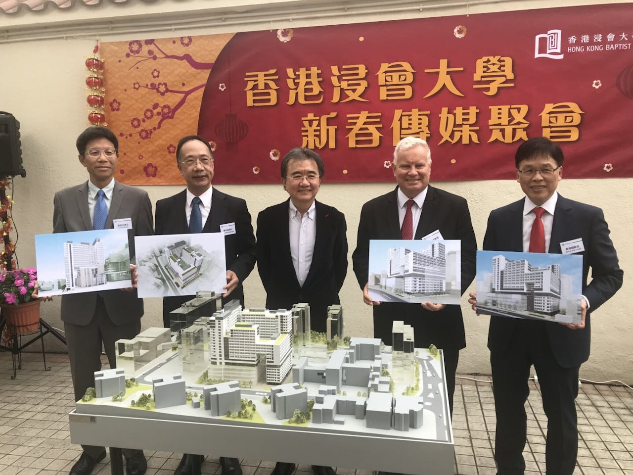 浸大校長錢大康教授（中）與多位副校長（左一）周偉立博士、（左二）李兆銓博士、麥建成教授（右二）及黃偉國教授，展示新校舍圖型。
