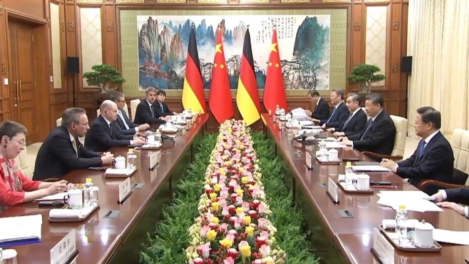 國家主席習近平（右四）與德國總理朔爾茨（左四）在北京釣魚台國賓館舉行會談。（央視新聞截圖）
