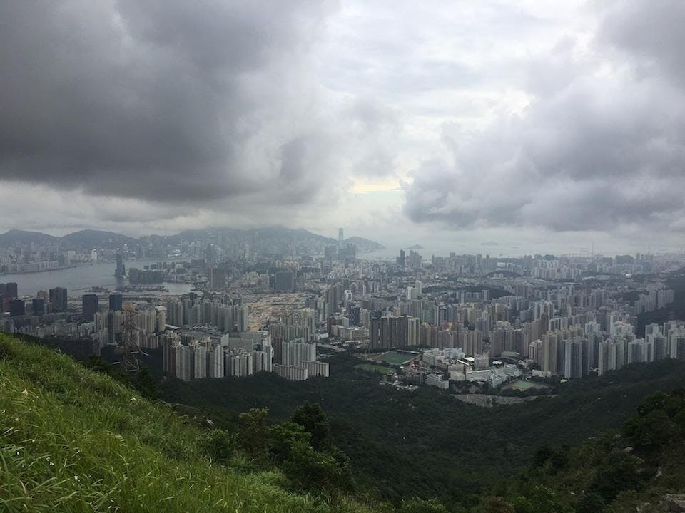 怎樣找土地建房屋，涉及許多複雜的問題，社會上有許多不同的意見。（亞新社）