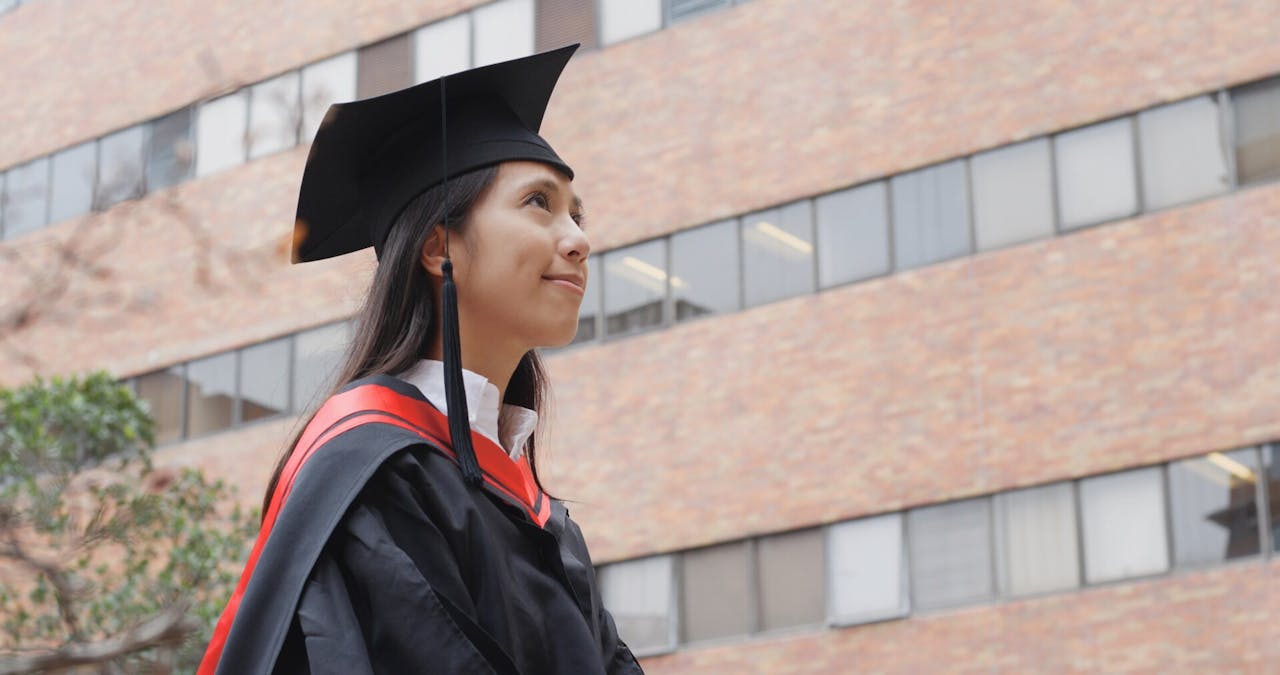 香港學生要考入大學並最終畢業戴「四方帽」，須先跨過DSE這道門檻。（Shutterstock）