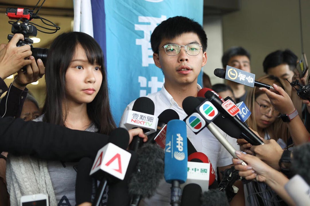 8月30日的氣場肅殺而且負面，黃之鋒和周庭當日被捕。（亞新社）