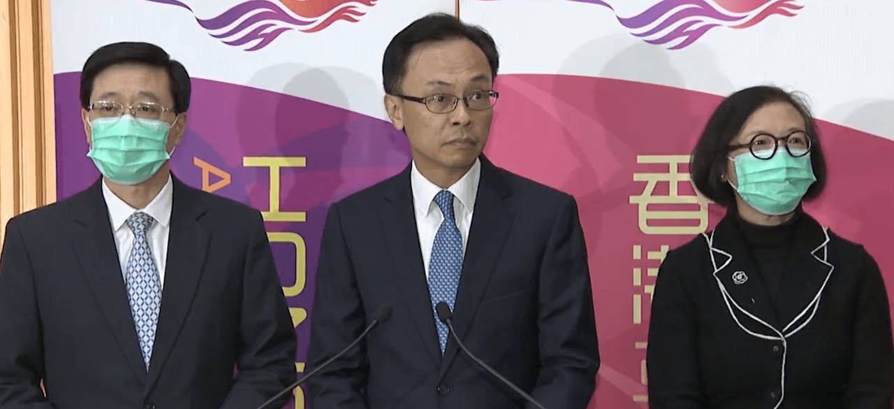 聶德權（左二）說，滯留武漢的港人，身處湖北省其他地方的孕婦、嚴重病患及回港接受手術或治療的人，以及文憑試考生，都會盡量優先安排乘坐首班專機返港。（有線新聞截圖）