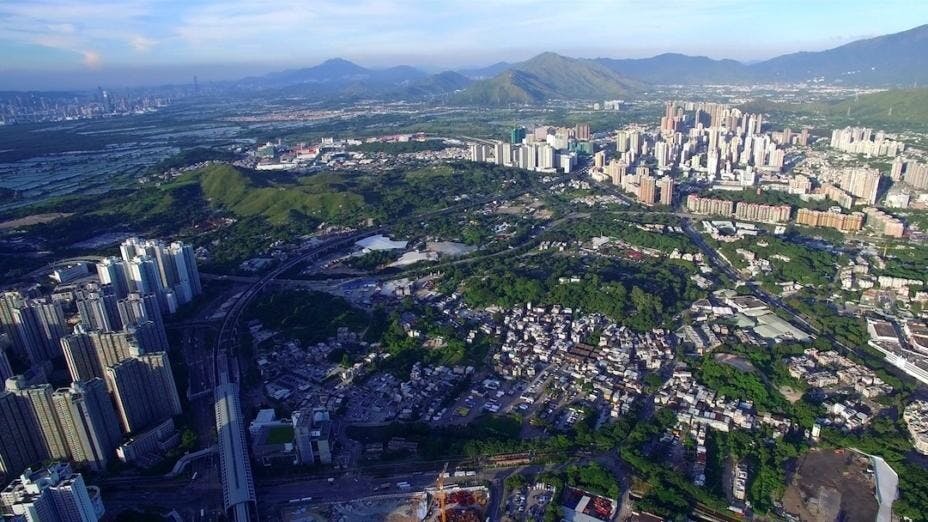 學者提出政府以換地證向地產商購買農地，但又承認為這個方案不公平，甚至會導致官商勾結。（亞新社）