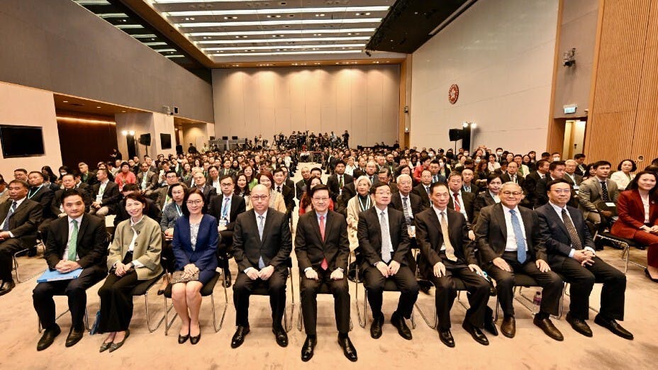 政商領袖雲集「中國經濟運行與政策」國際論壇，前左四為中聯辦主任鄭雁雄，中為行政長官李家超，右二為馮氏集團主席馮國經博士。（「中國經濟運行與政策」國際論壇圖片）