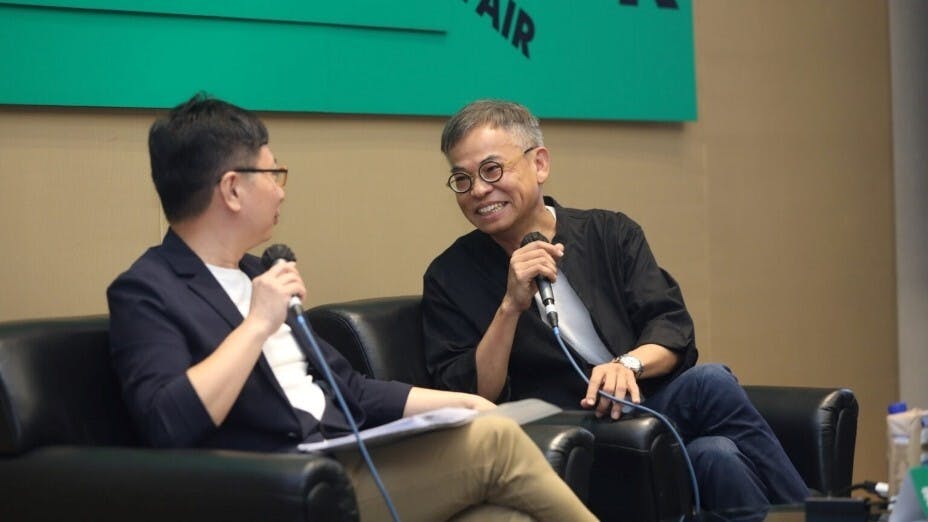 李志清（右）把唐詩轉化成畫，另有一番意境。（貿易發展局圖片）