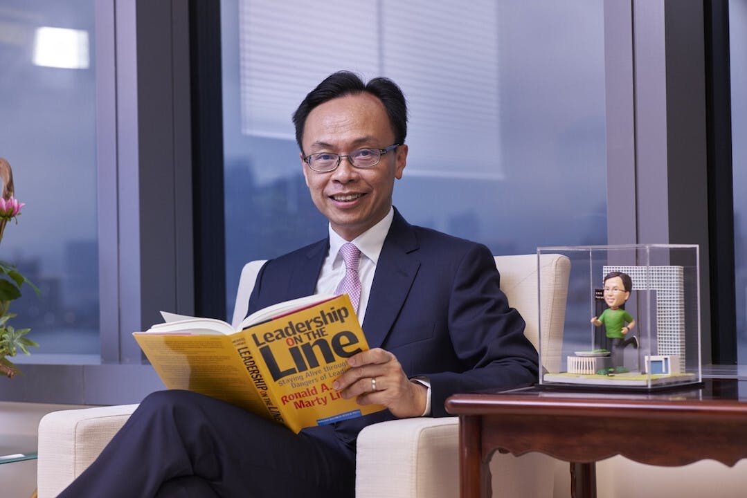 聶德權推介《Leadership on the Line : Staying Alive through the Dangers of Leading》──道出每個人都有很多機會做領袖的角色，而做領袖不免帶來轉變，唯過程中總要克服挑戰和痛楚。