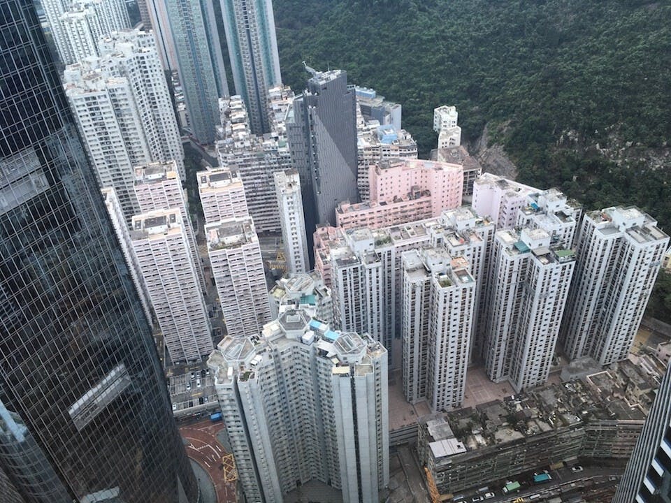 除非中國經濟大衰退（例如中美貿易談判破裂），否則期望香港樓市「爆煲」的「無殼蝸牛」可能又要失望了。（亞新社）