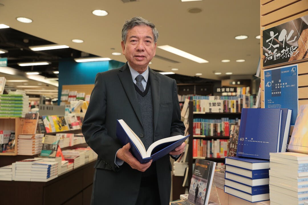 香港話劇團行政總監陳健彬先生為最新著作《40對談 — 香港話劇團發展印記1977-2017》進行新書發佈會。