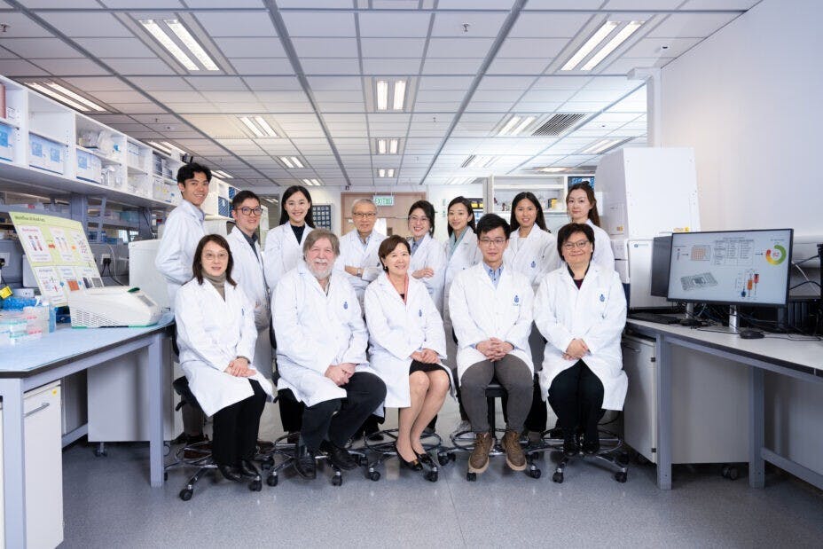 圖為科大研究團隊合影：科大校長葉玉如教授（前排中）、倫敦大學學院神經疾病分子生物學首席教授John HARDY教授（前排左二）、科大生命科學部研究教授傅潔瑜教授（前排右一）、香港神經退行性疾病中心首席科學家葉翠芬博士（前排左一）、香港神經退行性疾病中心臨床研究員莫健英醫生（後排左四）等。（科大圖片）