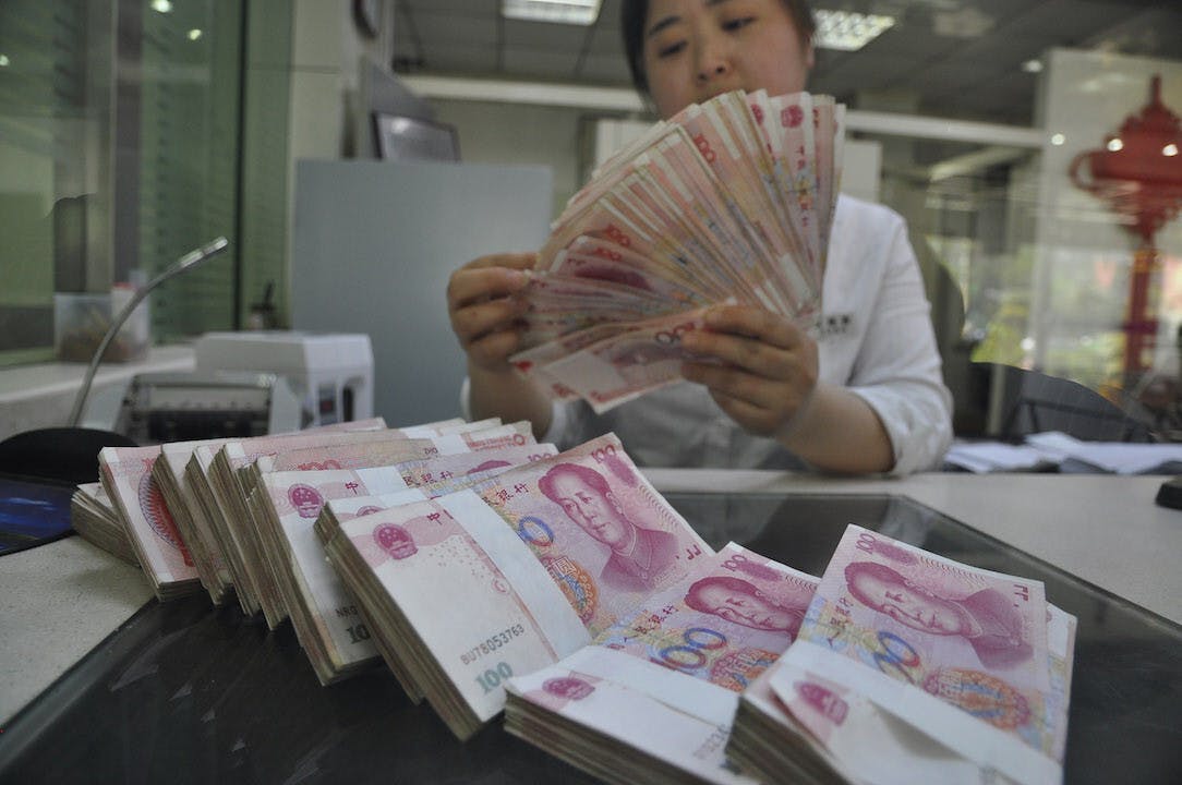 近十年資金氾濫，市場既低估，當局未曾有處理經驗。（亞新社）