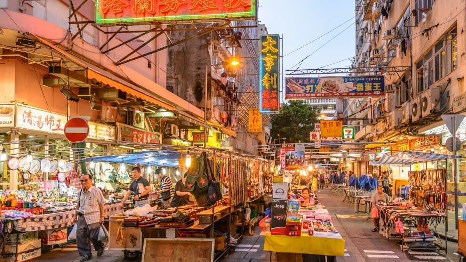 現在政府推夜經濟，針對的主要顧客群應是海外旅客。對大部分旅客來說，體驗當地夜市是外遊必選項目。（Shutterstock）