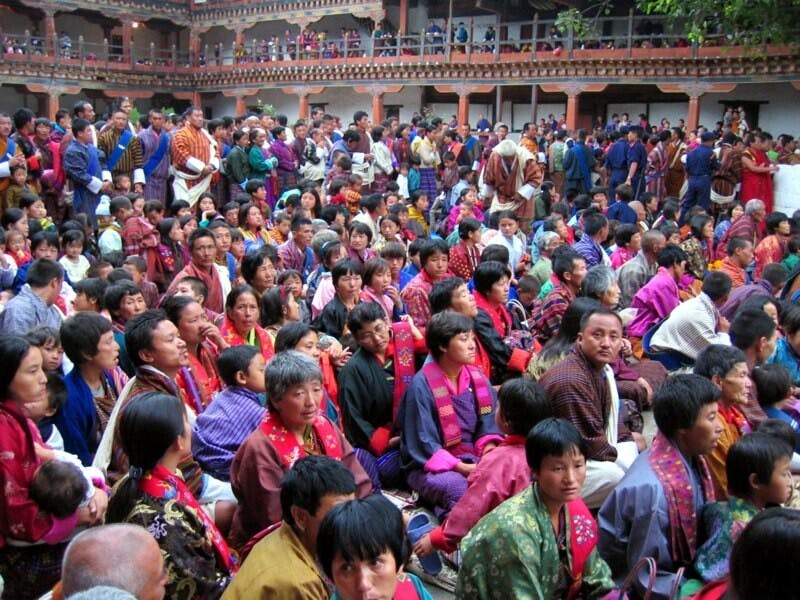 不論男女，不丹人穿的一身傳統民族服裝，給人整齊、端莊的印象。（Wikimedia Commons）