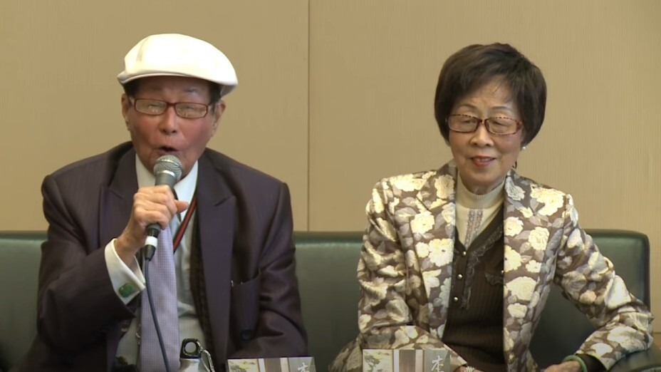 李我（左）近年甚少出席活動，最近可數2013年携妻蕭湘（右）出席香港書展座談會。（香港貿發局影片截圖）