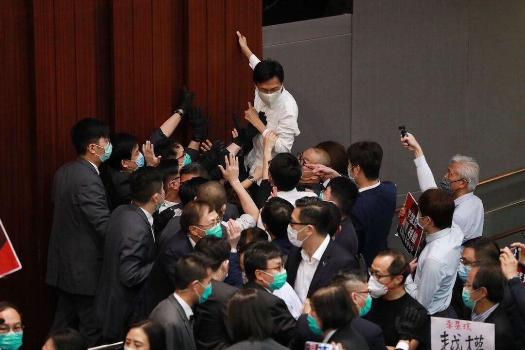 除了出聲反對攬炒，政府和建制派可做過什麼實事去改善今天香港的政治、經濟、民生的狀況？（亞新社）