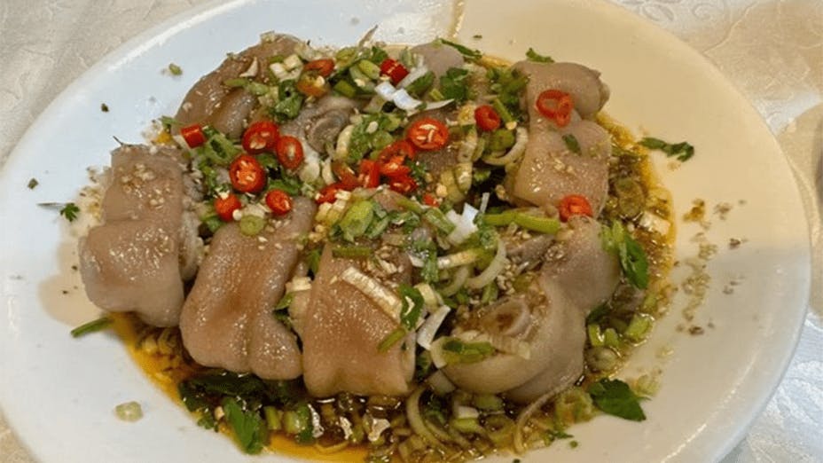 食用前把豬蹄放盛碟上，添上香撈汁，灑上芫茜葉作配，便可奉客。（作者提供圖片）