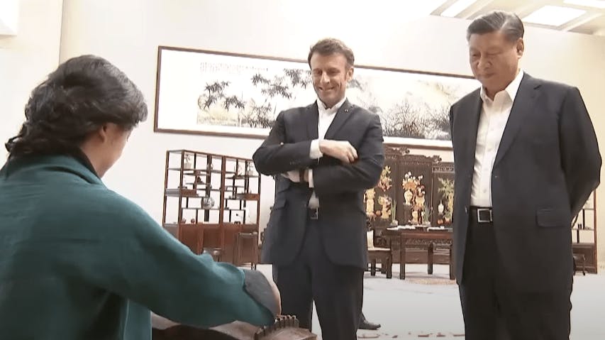 法國總統馬克龍（中）與國家主席習近平在廣州松園賓館聽琴。( 亞新社）