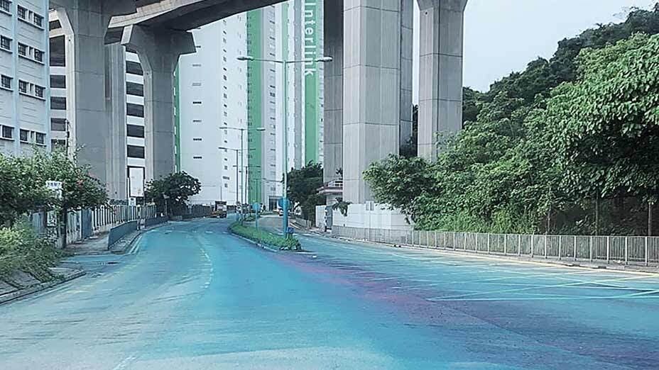 警水炮車漏水？路及車慘遭染藍 Leaking Police Water Cannon Truck Stained Roads and Cars?