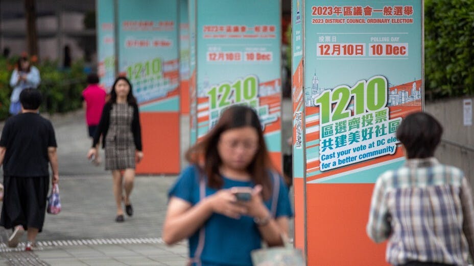 12月10日是區議會選舉投票日，學界各持份者而又年滿18歲者，務必前往所屬票站投票，以實踐公民在社會發展的一份責任。（亞新社）
