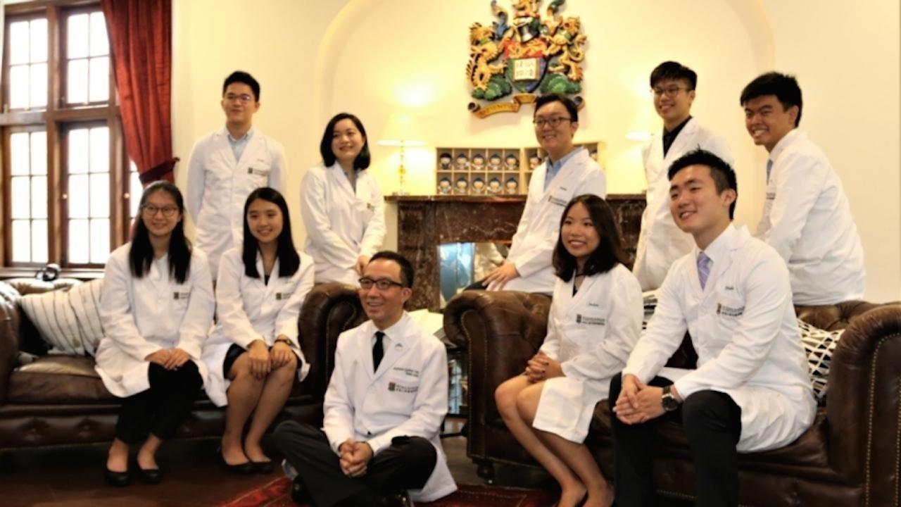 梁卓偉教授（前排中）與香港大學醫學院部分新生合照。