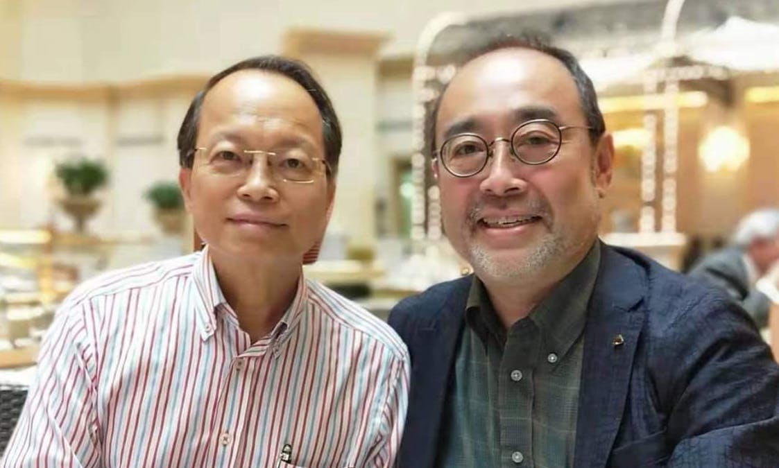謙虛、平易近人的蒙德揚（右）與作者合攝。