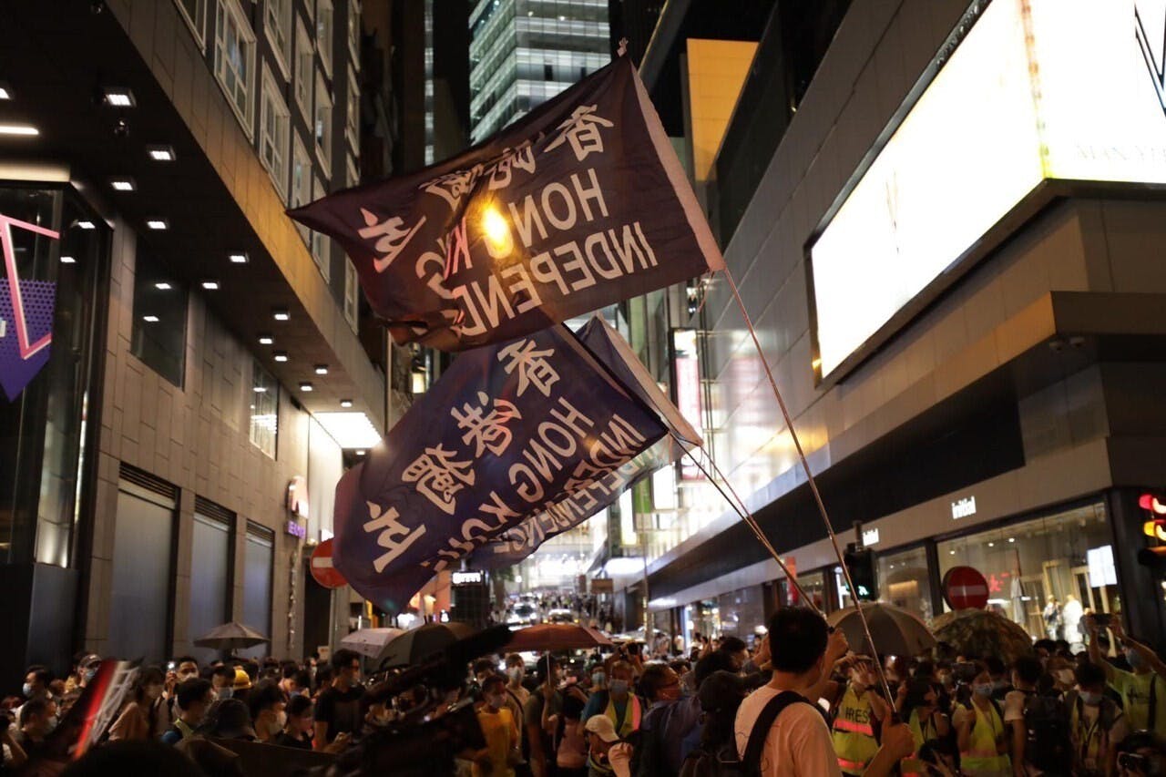 如警務處處長有合理理由懷疑在電子平台上發布的電子信息相當可能構成危害國家安全罪行或相當可能會導致危害國家安全罪行的發生，可在保安局局長批准下，授權指定的警務處人員要求有關發布人士、平台服務商、主機服務商/或網路服務商移除危害國家安全的信息。（亞新社）