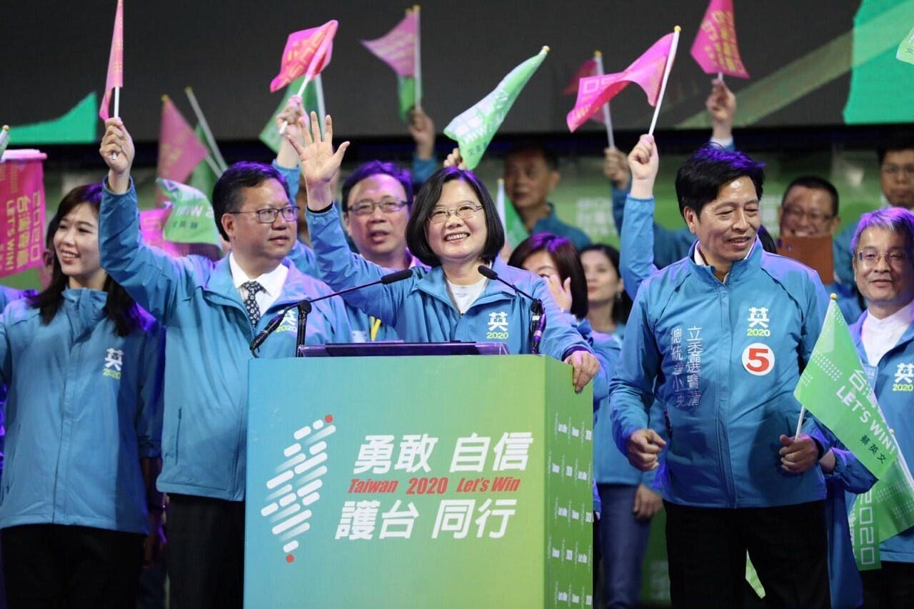 再見小英的宣傳標語，我不禁搖首暗嘆。倘若我們華人的未來當真落在這些人手上，就嗚呼哀哉了。（亞新社）