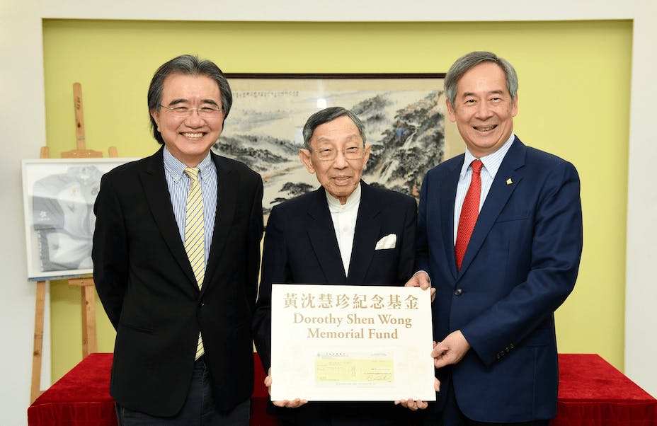 錢大康教授（左）和陳鎮仁博士（右）感謝黃應士院士（中）對新聞教育的支持。