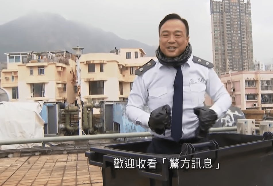 根據全國政協副主席、前特首梁振英的看法，《頭條新聞》嘲諷警方的內容已超越言論自由的界線，足以構成誹謗。（《頭條新聞》截圖）