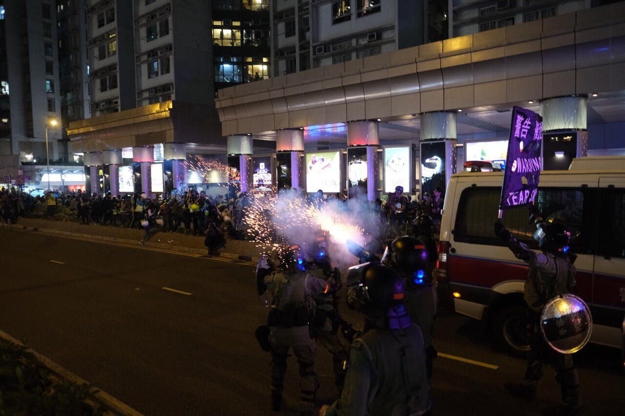 警方在黃埔發射催淚彈。