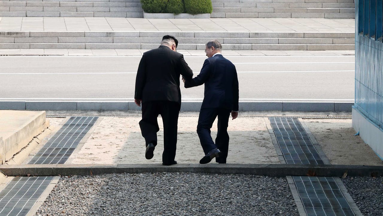 誰又會記起，幾個月前朝鮮半島還是戰雲密布，全球對局勢都憂心忡忡！（亞新社）