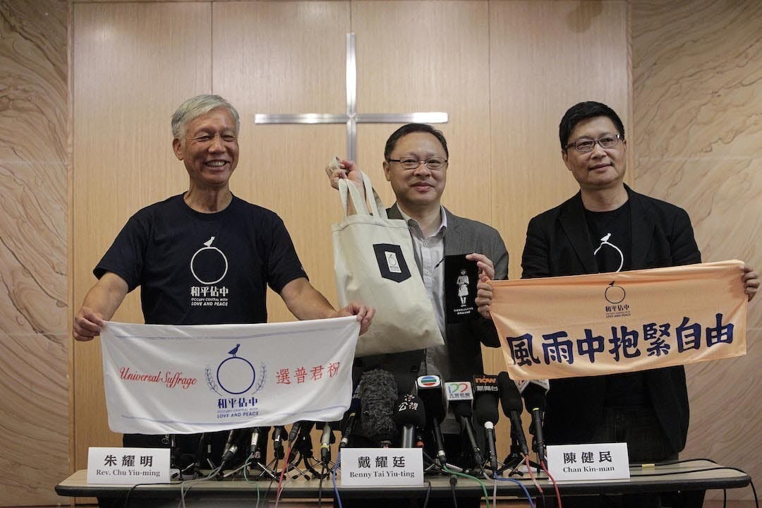目標長遠的中國民主化，作者覺得那一天不會這麼快到來，他只是在鋪墊基礎。香港又能做什麼呢？（亞新社）
