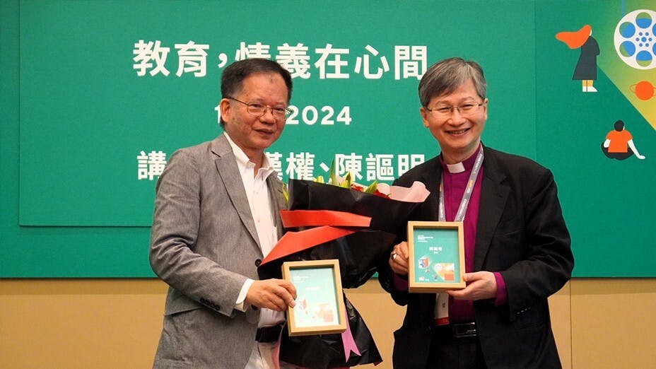 何漢權（左）與陳謳明接過貿發局贈送的紀念品。