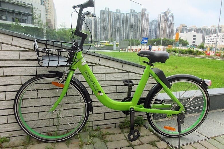 政府清理人員在巡邏時一旦發現街上有亂放單車，會視為違例擺放單車案件處理。（Wikipedia Commons）