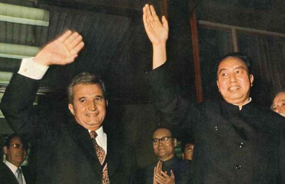 40年前（1978年8月），華國鋒訪問羅馬尼亞，與羅共領袖齊奧塞斯庫（左）齊揮手。後者於1989年的「蘇東波」中下台、死亡。（網絡圖片）
