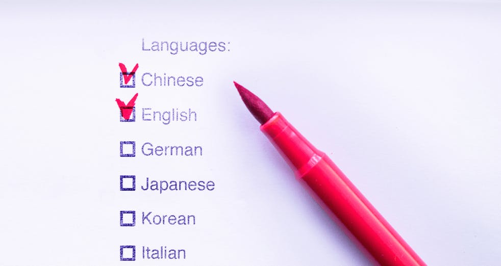 在社會重英輕中和英語日益重要的前提下，要在英語學習和學科學習之間取得平衡，並非當局推行一刀切政策可以做到。（Shutterstock）